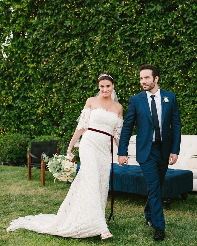 Idina Menzel & Aaron Lohr | A atriz e cantora do filme da Disney Frozen casou com o ator no passado mês de Setembro. Ambos se conheceram em 2005, durante as gravações do filme Rent, mas só começaram a namorar 10 anos depois. 