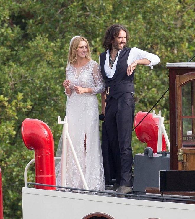 Laura Gallacher & Russell Brand | O ator e comediante britânico casou em agosto, em Inglaterra. O casal tem já uma filha de 9 meses, Maribel. De recordar que este é o segundo casamento de Brand, anteriormente casado com Katy Perry.