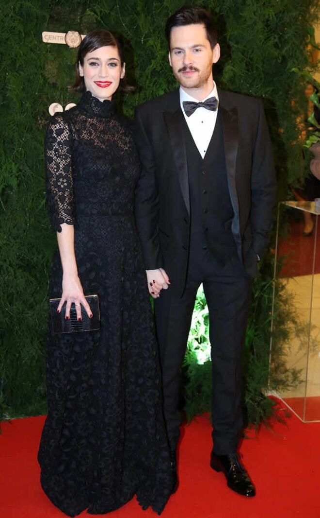 Lizzy Caplan & Tom Riley | A atriz e o ator e produtor britânico casaram em Itália. O anúncio do noivado foi feito em maio de 2016, pouco depois de se terem conhecido em Londres no inverno de 2015.