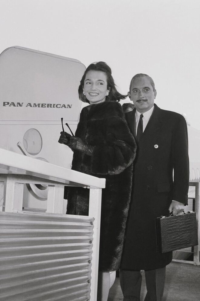 LEE RADZIWILL, PRINCESA RADZIWILL | Caroline Lee Bouvier Canfield, a irmã mais nova de Jackie Kennedy, casou com o príncipe Stanislas Radziwill da Polónia a 19 de março de 1959. O casal conheceu-se na Europa, durante uma viagem de Lee à Exposição Universal de 1958, celebrada em Bruxelas. Este era já o segundo casamento dela e o terceiro dele. Enquanto estiveram juntos, viveram em Londres. Acabaram por divorciar-se em 1974. 