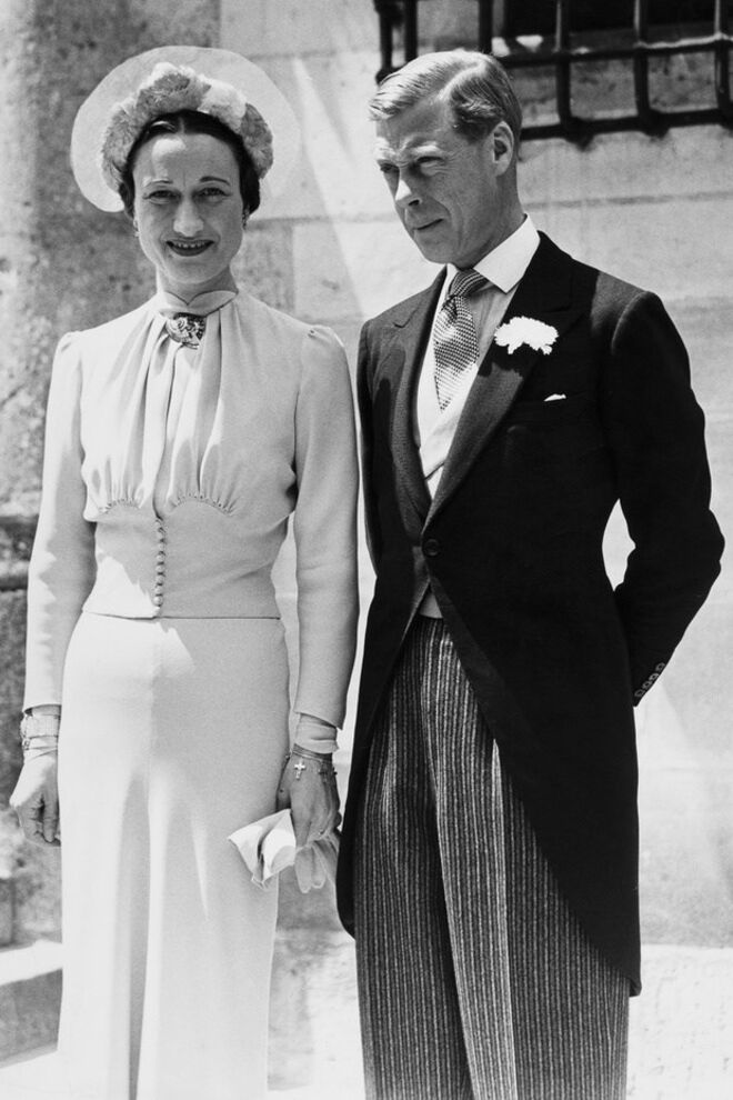 WALLIS SIMPSON, A DUQUESA DE WINDSOR | Foi a razão que levou o rei Eduardo VIII a abdicar do trono inglês. “Considero impossível carregar com esta enorme responsabilidade e desempenhar, tal como havia desejado, as minhas obrigações de rei, se não puder contar com a ajuda e o apoio da mulher que amo”, disse no seu discurso de abdicação, em 1936. O que se seguiu foi uma clara desaprovação do povo britânico seguida de um acentuado ódio, sobretudo a Simpson, uma socialite norte-americana, duas vezes divorciada. Casaram em junho de 1937, no Château de Candé, na região francesa de Indre-et-Loire. 