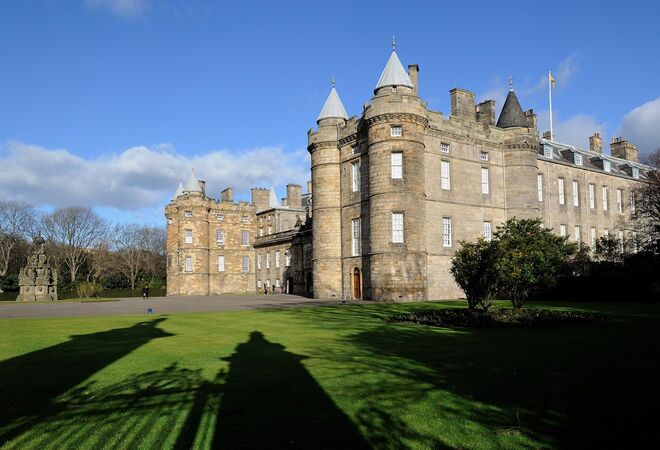 PALÁCIO DE HOLYROOD | Este palácio fica em Edimburgo e é onde a rainha fica instalada nas suas visitas oficiais à Escócia. Passa também lá alguns dias na primeira semana de verão. Originalmente, o palácio foi construído como mosteiro, em 1128. 
