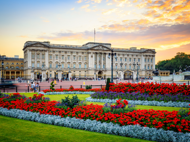PALÁCIO DE BUCKINGHAM | Em pleno centro de Londres, é um dos monumentos mais visitados da capital inglesa. O palácio tem 19 salas de estado, 52 quartos para membros da família real e convidados, 188 quartos para o staff, 92 escritórios e 78 casas de banho. Certas zonas do palácio podem ser visitadas em alturas específicas do ano.
