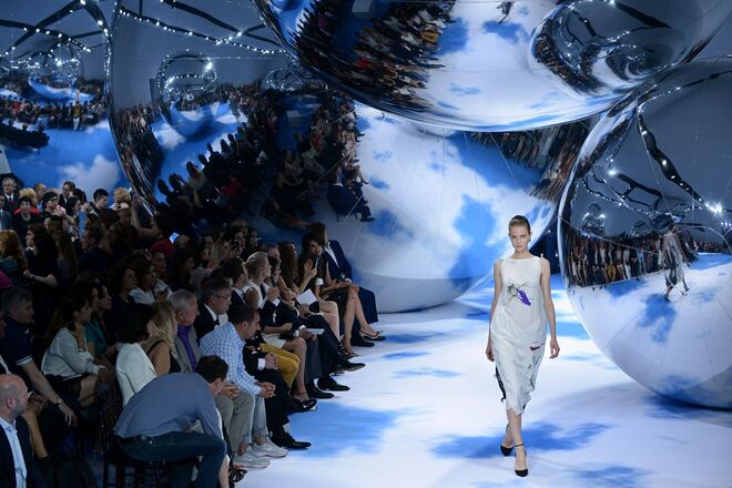 Desfile da casa Christian Dior, na Praça Vermelha, em Moscovo, em julho de 2017.