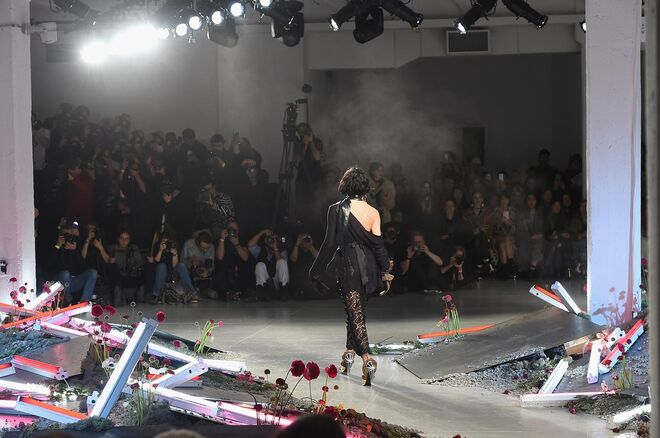 Desfile outono/inverno 2016 da marca Rodarte, em Nova Iorque.