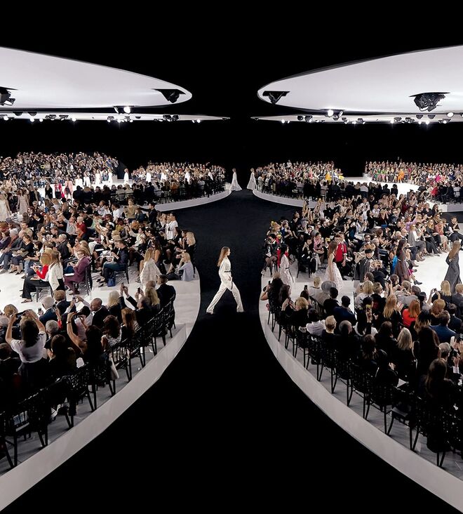 Desfile Christian Dior primavera/verão 2015, por Raf Simons, no Louvre, em Paris. Uma das imagens do interior do livro Betak: Fashion Show Revolution.