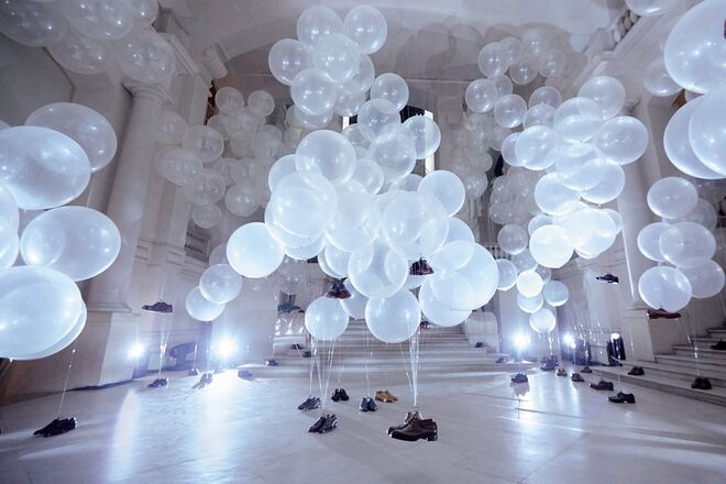 Apresentação da colecção outono/inverno 2015 Berluti, por Alessandro Sartori no Museu das Artes Decorativas em Paris. Uma das imagens do interior do livro Betak: Fashion Show Revolution.