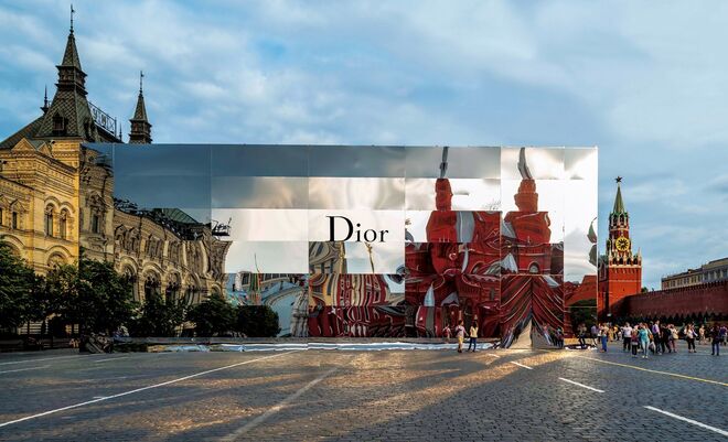 Desfile da casa Christian Dior, na Praça Vermelha, em Moscovo, em julho de 2017. Uma das imagens do interior do livro Betak: Fashion Show Revolution.