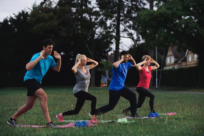 APRENDER COM UM PROFISSIONAL | Para ter a certeza de que a postura está correta e de que os exercícios que escolhe fazer são os mais adequados para o seu corpo e objetivos, fazer uma aula num ginásio ou convidar um Personal Trainer para ajudá-la em casa numa fase inicial é recomendado. Se tiver aquele amigo que não sai do ginásio, pode sempre pedir-lhe conselhos e fazer treinos em conjunto.