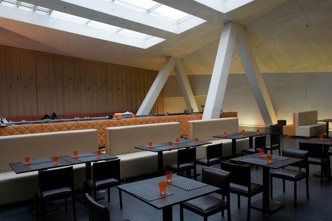 RESTAURANTE CASA DA MÚSICA | Ao som de Nuno Bastos e das Dj Kombikats, a noite de passagem de ano no Restaurante Casa da Música, no Porto, será celebrada com um menu especial que inclui uma seleção de bebidas e uma ceia. Os bilhetes já estão disponíveis por €40 por pessoa.