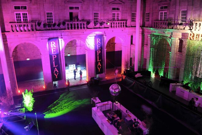 MOSTEIRO SÃO BENTO DA VITÓRIA | Classificado como Monumento Nacional em 1977, o Mosteiro São Bento da Vitória tem vindo a acolher vários eventos na cidade do Porto. Este ano, o réveillon festeja-se lá com a presença de Dj nacionais e vários géneros de música ao longo da noite. Os bilhetes para a festa começam nos €20 por pessoa.