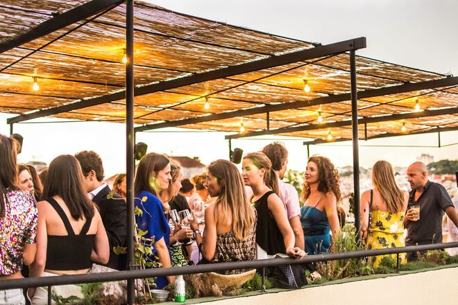 TOPO | Para quem não está interessado nos dois menus que o Topo Martim Moniz preparou especialmente para o réveillon, há sempre a opção de aparecer mais tarde, apenas para a festa. O valor por pessoa é de €40 e o bar aberto está incluído. Para fazer reserva pode contactar eventos@topo-lisboa.pt.