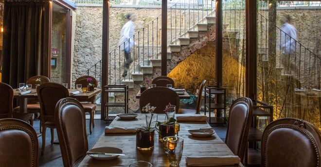 CAVE 23 & TOREL PALACE | O restaurante Cave 23, do Hotel Torel Palace, estará a servir um menu de fim de ano repleto de combinações improváveis. Para começar, será servida sopa rica do mar do Atlântico com picadinho de santola. Segue-se o camarão da costa e choco com puré de milho doce e salsa e a sua caldeirada, linguado com emulsão de leite de amêndoa, salada de mexilhão, pinhão e ar de castanha e terrina de rabo de boi com foie gras, pastinaga assada e puré de espinafres. Como sobremesa serão servidos pudim de abade de priscos com bolacha americana, crumble de torrão de Alicante e bolo-rei. O jantar custa €200 por pessoa e incluiu ceia e bar aberto.