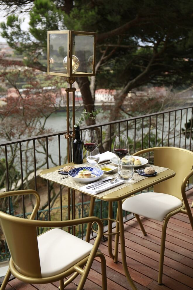 DIGBY | No Torel AvantGarde, no Porto, a receção do jantar de fim de ano é feita a partir das 20h00. A refeição começa com ostra, toranja e provocações, terrina de salmão, robalo e espinafre com rebentos picantes e magret de pato fumado com salada de figos frescos e frutos secos. Os pratos principais são rodovalho confitado, lavagante e seu risotto e tataki de angus, carpaccio de beterraba e cogumelos selvagens. As sobremesas, por fim, são shot de arroz-doce, morangos e espuma de queijo da serra e três texturas de chocolate negro em jardim silvestre. Custa €135 por pessoa e inclui champagne e as doze passas.