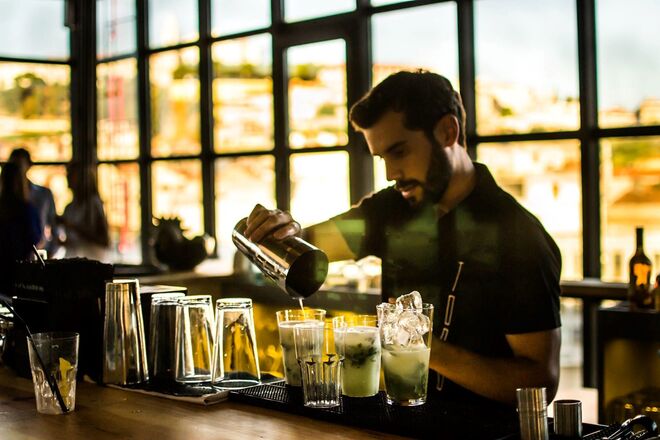 TOPO MARTIM MONIZ | Com opções para todos os gostos, o TOPO apresenta dois menus diferentes para a noite de passagem de ano. O primeiro, conhecido como “menu sentado”, terá lugar na Sala Oriente do espaço e apresenta um menu de degustação com tártaro de ostra com flute de espumante, aveludado de castanha com perdiz, salada de rosbife e creme de anchovas, amouse bouche do chef, arroz do mar e lavagante, magret de pato e, para terminar, leite-creme e petit gateaux de chocolate. No 6.º andar terá lugar o menu de finger food, com entradas como o shot de bisque de marisco, rolos de manga, pepino e abacate, salada de bacalhau e wakame, canapé de tártaro de salmão, gyozas de carne, gamba em massa crocante e cogumelos tempura. Como pratos principais o chef apresenta o mini brás de bacalhau e o novilho e polenta frita. Para terminar haverá uma mesa de queijos e uma mesa de sobremesas (cheesecake, financier e mousse de chocolate e flor de sal). A primeira opção tem o valor de €90 e a segunda de €75, ambas com bebidas incluídas.