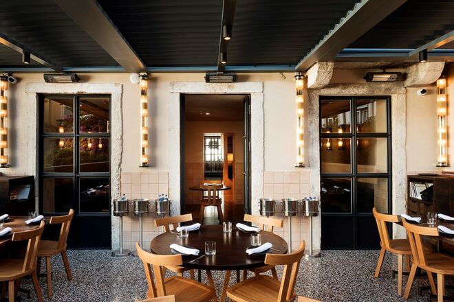 PESCA | O chef Diogo Noronha selecionou os melhores produtos da estação e preparou um jantar de fim de ano exclusivo no restaurante Pesca. Como entradas há caviar de esturjão, escorcioneira e salsa verde e ouriço e beldroegas do mar. Lagostim com cevada estufada com uva em passa dourada, trufa preta e nozes e robalo ao sal, suquet de batata desirée e couve penca e berbigão ao natural são dois dos pratos principais. O menu é composto por 9 momentos e custa €190, com bebidas já incluídas.