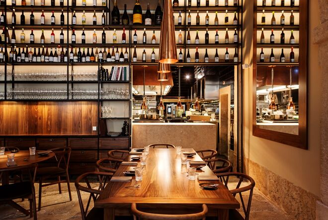 ALMA | Para o réveillon, Henrique Sá Pessoa apresenta um menu com os melhores produtos nacionais. Tapioca de algas com maionese de ostras, gamba da costa ao alhinho, creme de ovo e trufa preta e pimentos no “carvão” são os snacks. Como amuse bouche haverá bacalhau confitado com creme de tomate e azeite de coentros e tourchon de foie gras com compota de marmelo e brioche tostado. As entradas serão tártaro de atum com creme de abacate, algas e quinoa e ravioli de polpa de sapateira com sabayon de marisco; o prato de peixe será pregado, arroz de cepes, aveludado de castanhas e trufa preta e o de carne será presa de porco ibérico, chutney de banana, pickle de cebola e maracujá e jus de melaço. Como sobremesas serão servidos sorbet de manjericão com maçã e merengue de lima e pudim flan aero, gelado de pinhão e biscoito salgado de especiarias. O preço é de €290 por pessoa.