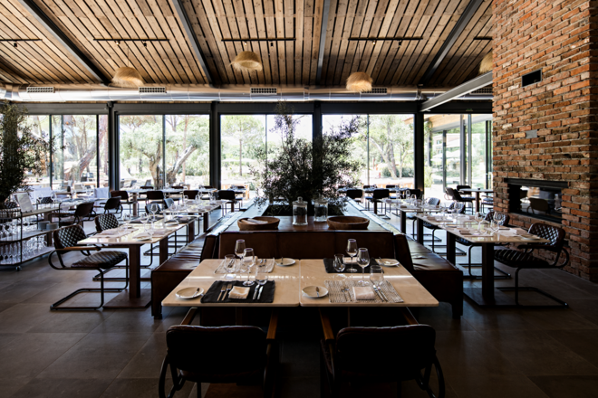 SUBLIME COMPORTA | O Sublime Comporta também tem um menu especial para o último dia do ano. O cocktail começa com uma seleção de canapés (tártaro de beterraba, creme de queijo e azeitonas, carpaccio, rabo de boi e gravlax de salmão) e seguem-se os pratos principais, que serão tártaro de bacalhau com batata-doce e alga wakame, rosbife e salada asiática, arroz do mar com vieira, carabineiro e pargo e magret com vinho do Porto, vitelotte, pack choi e gel laranja. Para sobremesa, chocolate branco e uvas. O preço de €215 inclui a ceia e bebidas.