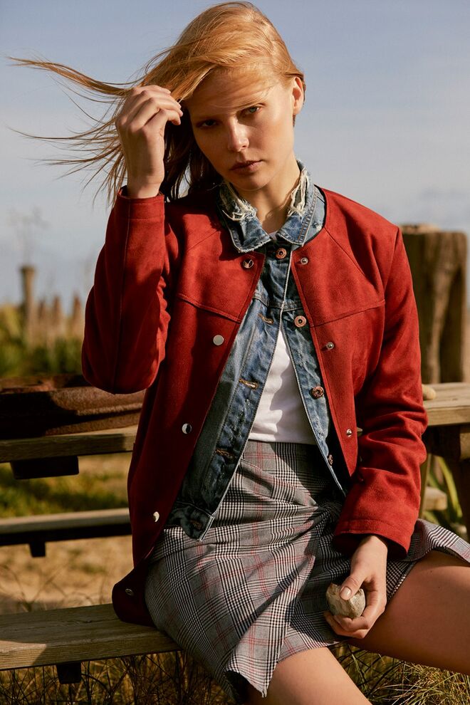 Casaco (€30), jaqueta de ganga (€19), T–Shirt (€3,50), saia (€13), tudo Primark.