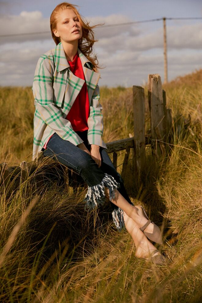 A última tendência da primavera, Midnight Cowboy, traz franjas, crop tops e camisas com mangas oversize. – Casaco (€40), jumper (€12), calça de ganga (€17) e sapatos (€10), tudo Primark.