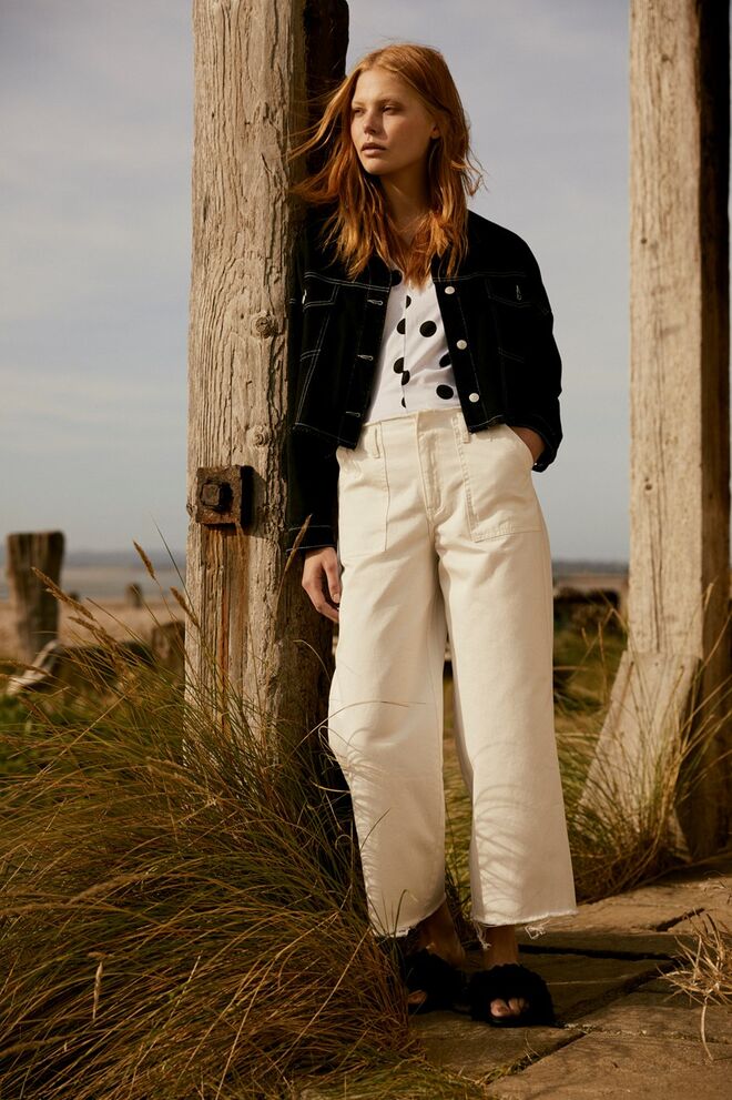 Jaqueta (€21), top (€8), calças de ganga (€15), sapatos (€7), tudo Primark.