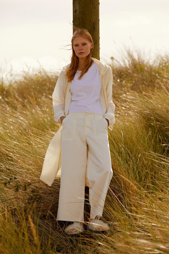 Casaco (€30), T–Shirt (€8), calças de ganga (€15), sapatos (€7), tudo Primark.