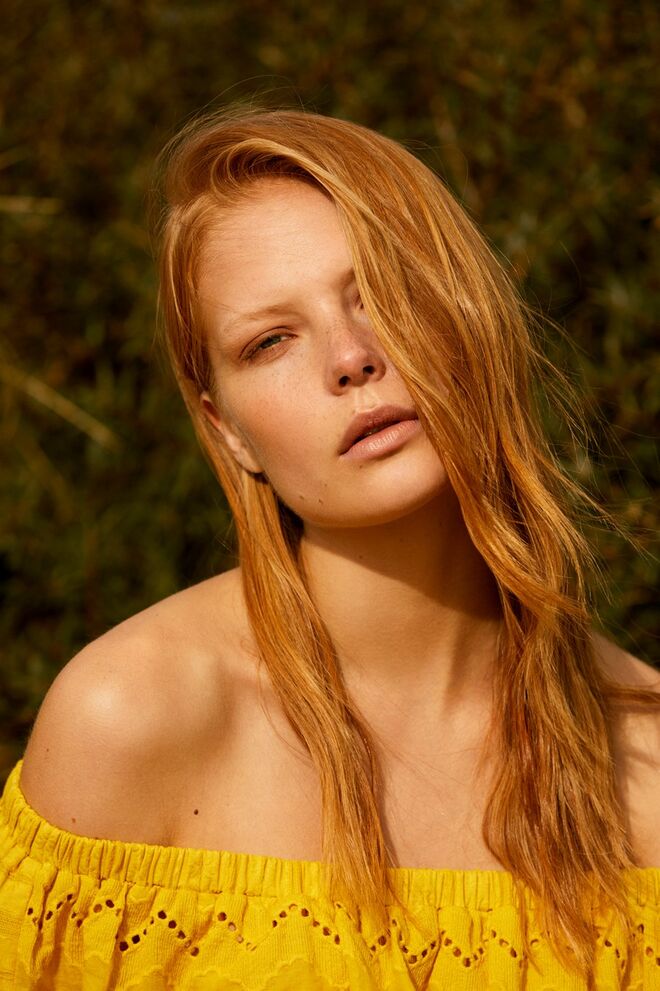 Inspirada pelas cidades asiáticas, uma das nossas tendências é o Asian Wonderland. Mais romântica, apresenta estampados florais e rendas. As peças surgem decoradas com fitas de diferentes tamanhos.