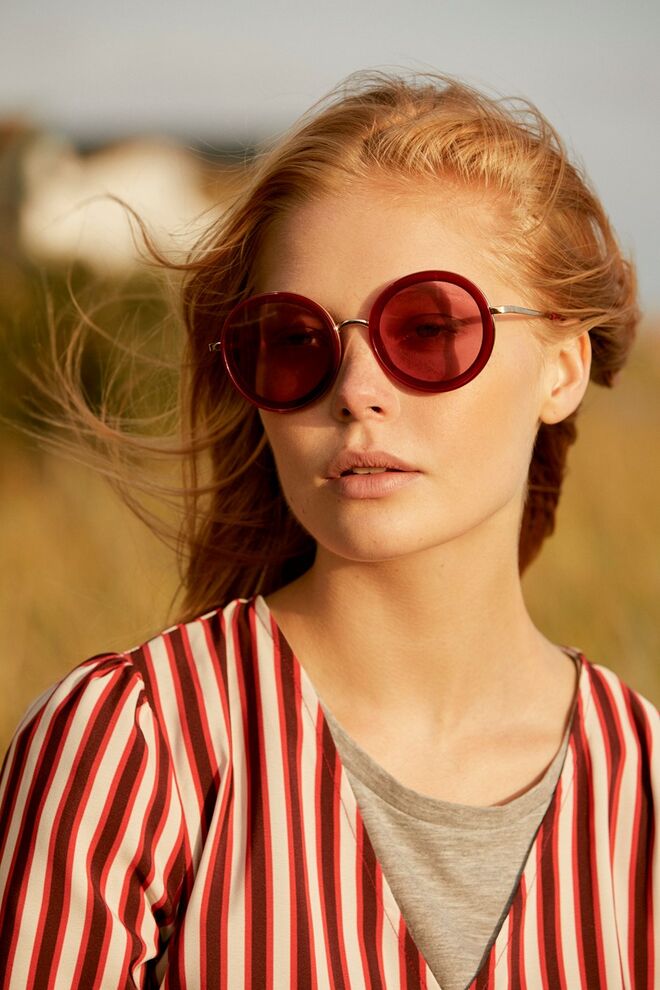 MonoRemix: Silhuetas dos anos 80 com uma combinação de cores clássica: preto, branco e vermelho em riscas, blocos e bolinhas de diferentes escalas. Os looks principais: um vestido vermelho com decote em V e uns jeans pretos de corte direito cujos detalhes lhe garantem um aspecto desportivo – Vestido (€16), T-Shirt (€10) e óculos de sol (€5), tudo Primark.