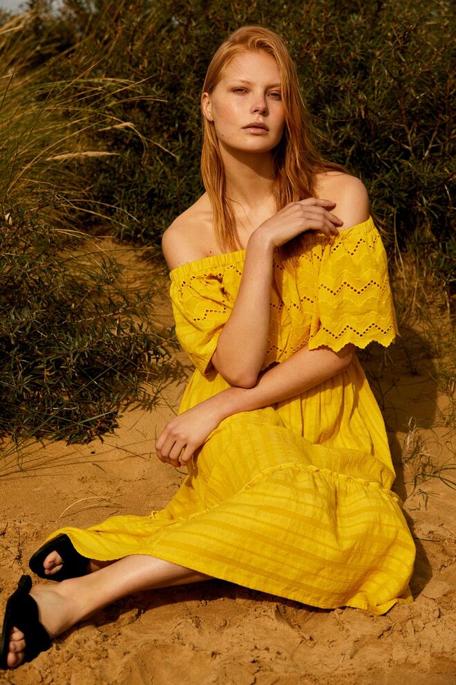 Amarelo-sol é a cor preferida desta estação. – Vestido amarelo (€18) e sapato (€7), tudo Primark.