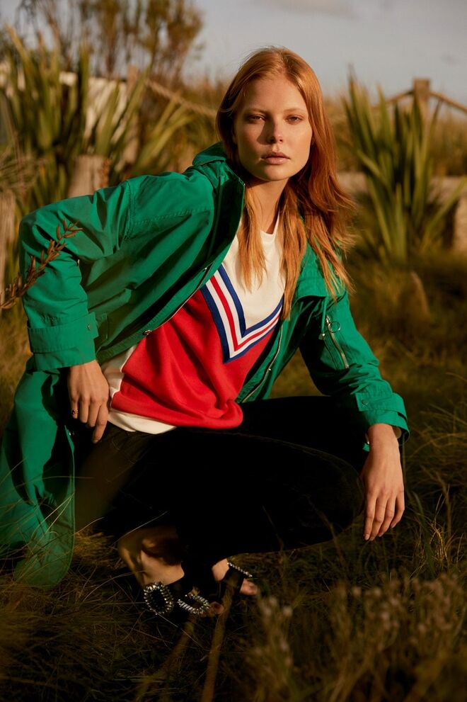 Casaco (€30), jumper (€12), anel (€5), calças de ganga (€19), sapatos (€10), tudo Primark.