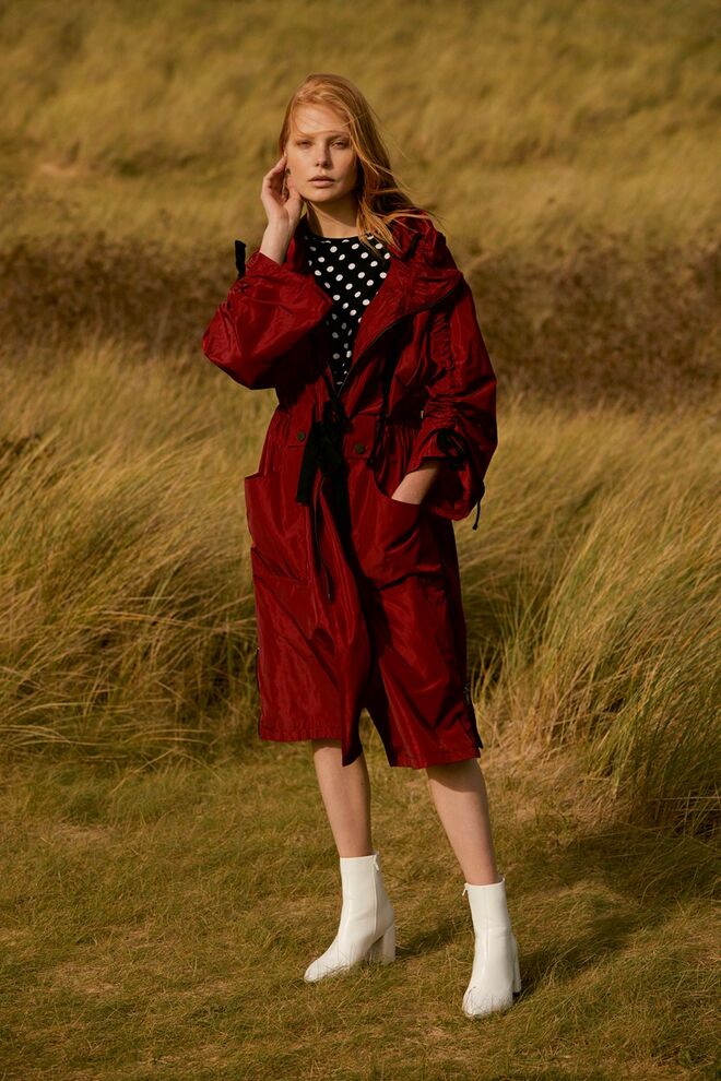 Os tecidos da gabardine ou do corta-vento proporcionam um toque mais desportivo para a próxima primavera. – Casaco (€30), vestido (€16) e botas (€19), tudo Primark.