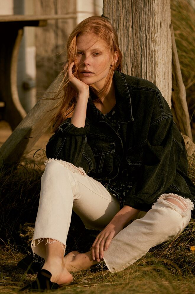 Club Mix – é a tendência old school inspirada na cultura jovem dos anos 90 com o estilo das bandas rock femininas. A paleta de cores é em tons pastel luminosos, que contrastam com o branco. Denims com lavagens mais claras combinam-se com t-shirts que recuperam os desenhos animados da infância. É uma linha mais leve e descomprometida, que também apresenta t-shirts e bodies com lantejoulas. – Jaqueta de ganga (€19), vestido (€16), calças de ganga (€19) e sapatos (€14), tudo Primark.