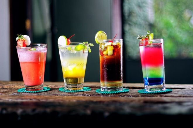 Bebidas alcoólicas - Mesmo que alguns cocktails tenham menos calorias que outros, beber álcool simplesmente não combina com perda de peso. Quando é ingerido, o álcool é considerado uma toxina e torna-se a principal prioridade do fígado. E com o fígado a desintoxicar, não existe queima de gordura de forma eficiente.