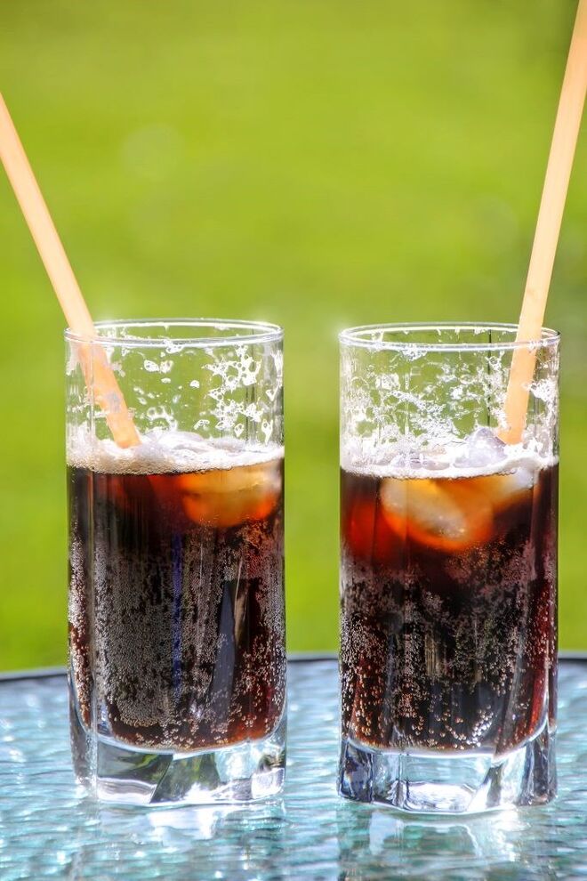 Bebidas açucaradas artificialmente - Mesmo os refrigerantes diet ou zero calorias devem ser evitados se quer perder peso. Como substituição beba água ou água com limão. A água gaseificada também é uma boa solução, já que satisfaz o estômago e reduz a fome (ou a gula).