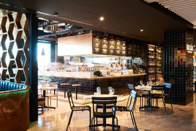 Balcão: Henrique Sá Pessoa, chef galardoado com uma estrela Michelin no restaurante Alma, é responsável pelo Balcão, onde homenageia a cozinha nacional inspirada no ambiente autêntico e aconchegante das tabernas portuguesas. O menu reflete a cozinha do autor, intimamente ligada aos produtos portugueses.