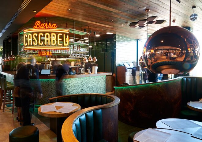 Cascabeu: Depois do grande sucesso em Madrid com o Cascabeu, o El Corte Inglés convidou o chef mexicano, que também tem uma estrela Michelin no restaurante Punto MX, Roberto Ruiz, para Lisboa numa parceria com o Grupo José Avillez. A proposta é hipnotizar a capital portuguesa com a sua energia, sabores mexicanos autênticos e cocktails originais à base de mescal.