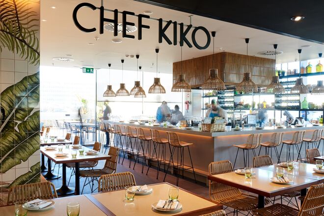 O Poke: Kiko Martins evoca um encontro entre a cultura havaiana e a asiática, sobretudo japonesa no novo espaço O Poke. Além do Poke, uma salada de peixe fresco marinado, o chef promete trazer o mundo até à mesa.