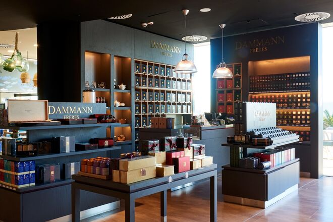 Dammann Frères: Um espaço inteiramente dedicado aos amantes do chá, que promete uma verdadeira viagem sensorial. A marca francesa apresenta uma seleção de 80 variedades e misturas de chá, capaz de seduzir pelos aromas e também pela elegância dos acessórios e latas.