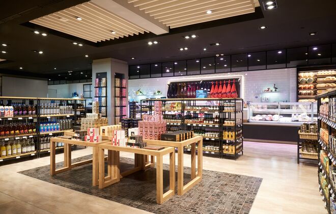 Club del Gourmet: A loja já conhecida acrescentou inovações que permitem a experimentação e a prova de diferentes produtos, vinhos e raridades gastronómicas, tais como presuntos e queijos D.O.P., chocolates belgas ou bolachas caseiras. No total são mais de 4.000 iguarias de Portugal e do mundo.