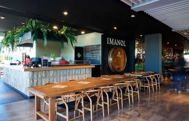 Imanol: Foi chamada a fusão de novas tendências com a cozinha Basca tradicional, confecionada com produtos de qualidade pela mão do chef Aitor Ansorena. O ambiente do Imanol é alegre, moderno e informal.