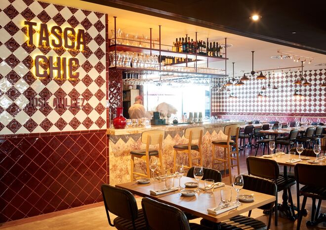 Tasca Chic: Com a assinatura do chef José Avillez, a Tasca Chic apresenta-se como sofisticada, contemporânea e acolhedora. Aqui, o chef promete os sabores genuínos das tascas tradicionais, acrescentados do espírito chique e cosmopolita de Lisboa. Um espaço com serviço atento e repleto de detalhes, pensado para quem gosta de comer bem.