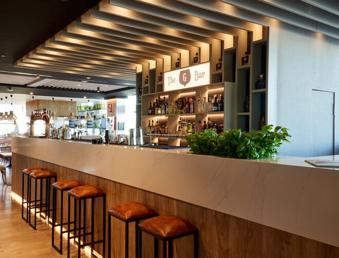 The G Bar: Antes, durante ou depois da refeição o The G Bar oferece um espaço generoso e global, com o que a Gin Lovers considera ser a “gastronomia líquida”. Bartending com serviço de excelência seja com vinho, cervejas, cocktails e até mesmo com as bebidas sem álcool.