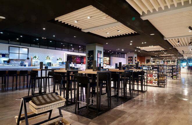 Wine Bar: Para completar a oferta da exclusiva garrafeira, com degustação de queijos, presuntos, conservas e outras delícias, acompanhados pelos melhores vinhos e espumantes a copo.