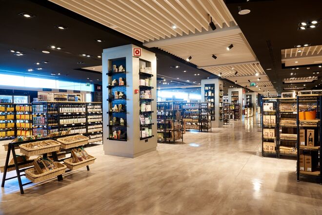 La Gondola: E porque as conservas são uma parte importante da cultura portuguesa, o espaço apresenta uma miríade de sabores requintados através da imaginação e bom gosto de quem desenha os menus e as embalagens.