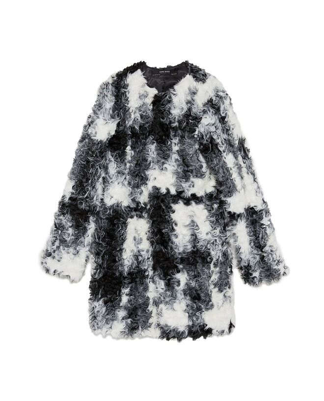 O casaco de pelo. Antes - €59,95 Agora - €39,99