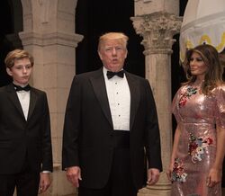 O vestido de Ano Novo de Melania Trump já esgotou nas lojas e online