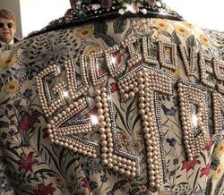 A tournée de despedida de Elton John terá o guarda-roupa da Gucci
