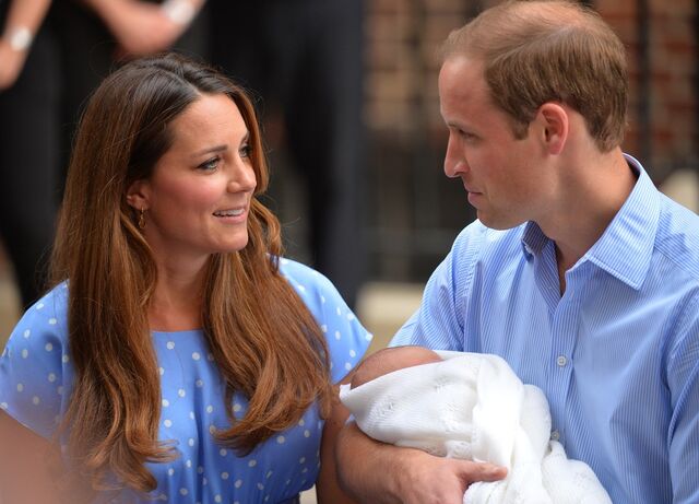 9. A roupa das mães à saída do hospital é escolhida ao pormenor. Kate Middleton homenageou a princesa Diana ao usar um vestido com padrão polka dots depois de dar à luz o primeiro filho, George. Um sinal de respeito e um tributo à princesa de Gales.