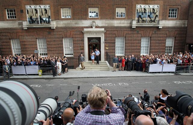 10. A equipa de parto é sempre grande e todos os seus elementos juram segredo à coroa. Kate tinha três enfermeiras de parto presentes, duas obstetras, três anestesistas, quatro especialistas cirúrgicos, dois especialistas em cuidados especiais, quatro pediatras e um técnico de laboratório para testes de sangue.  