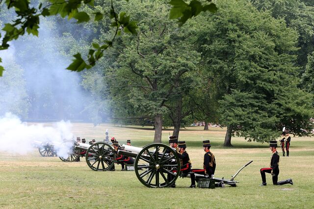 15. Também há uma saudação igual em Green Park, perto do Palácio de Buckingham (mas com 42 tiros). 